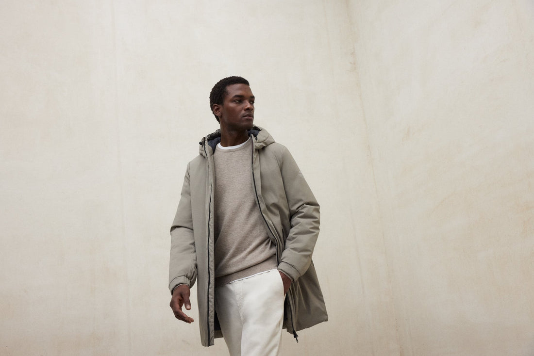 Cómo combinar un pantalón beige de hombre