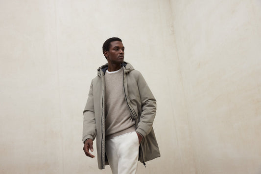 Cómo combinar un pantalón beige de hombre