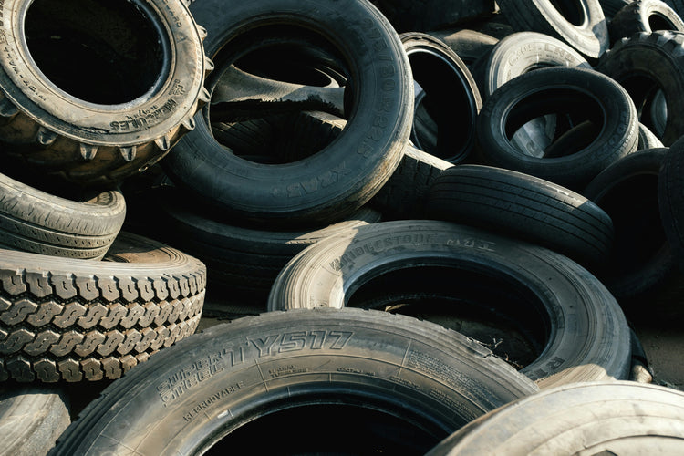 Caucho reciclado: qué es y cómo se usa en la moda