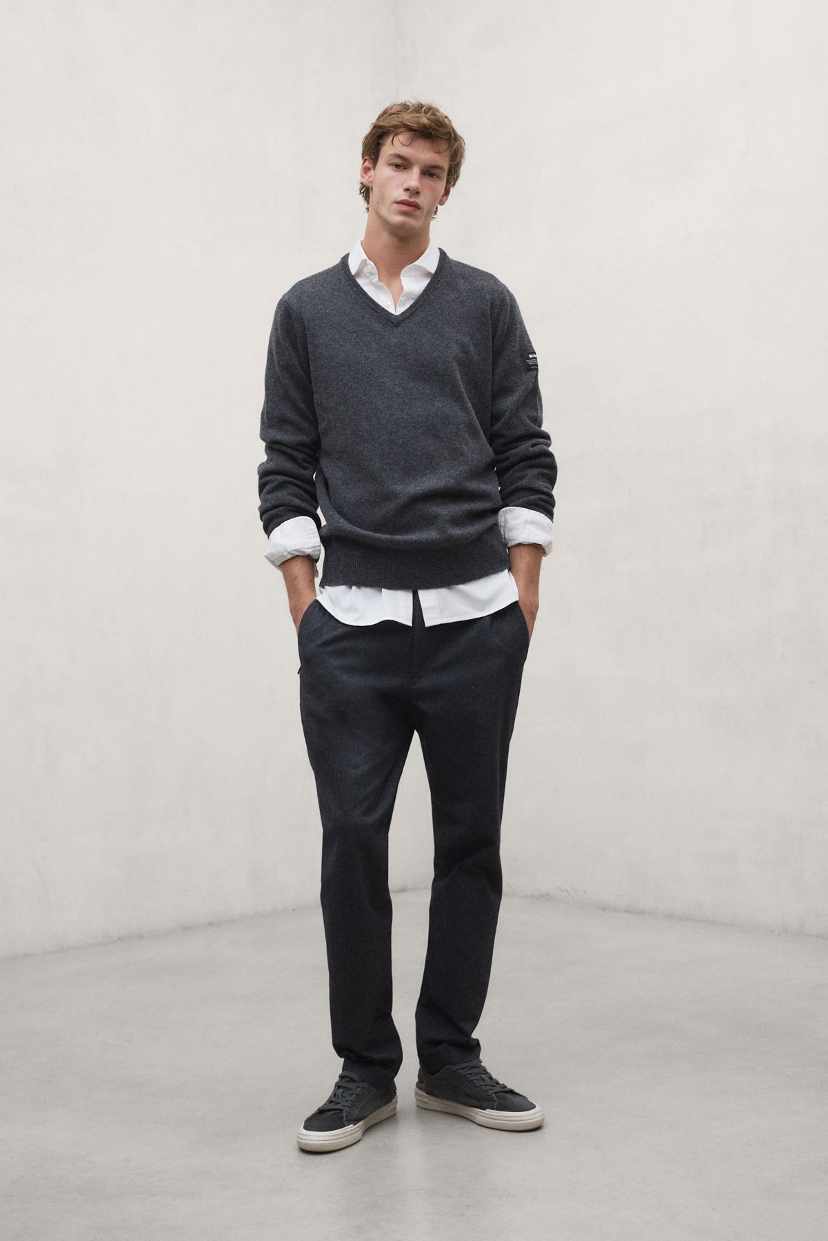 DARK GREY VALLE SWEATER WITH LABEL