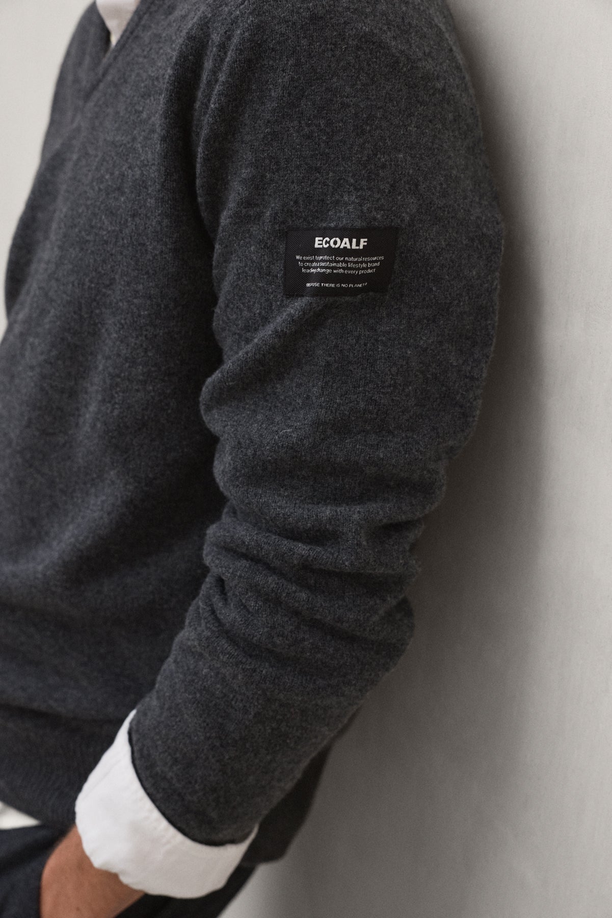 DARK GREY VALLE SWEATER WITH LABEL