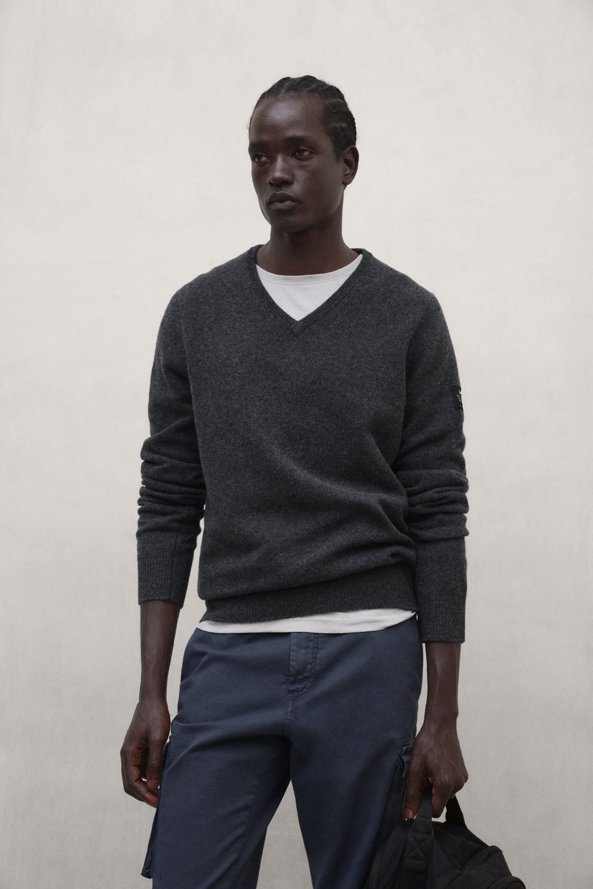 DUNKLER GRAUER TAL-PULLOVER