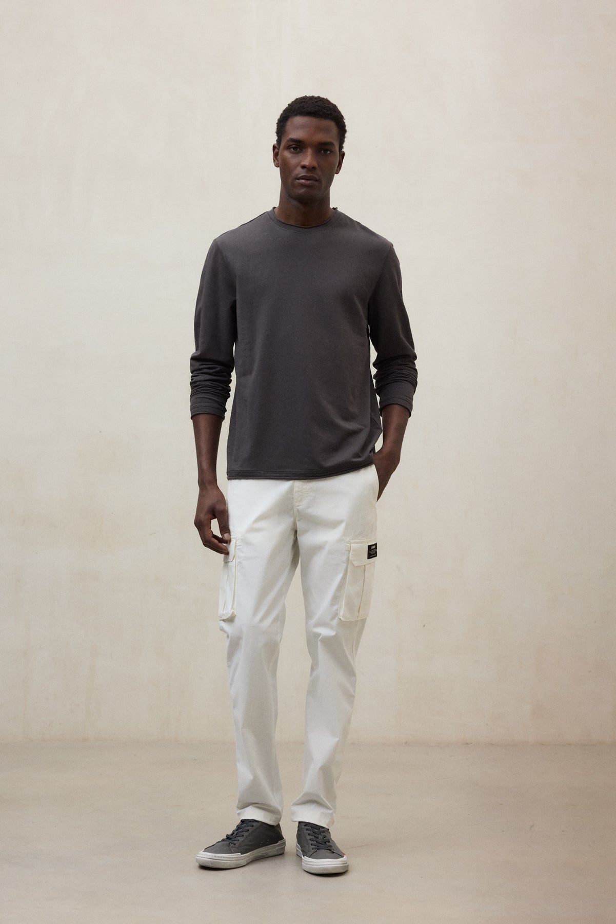 DARK GREY LONG-SLEEVED BETRO T-SHIRT