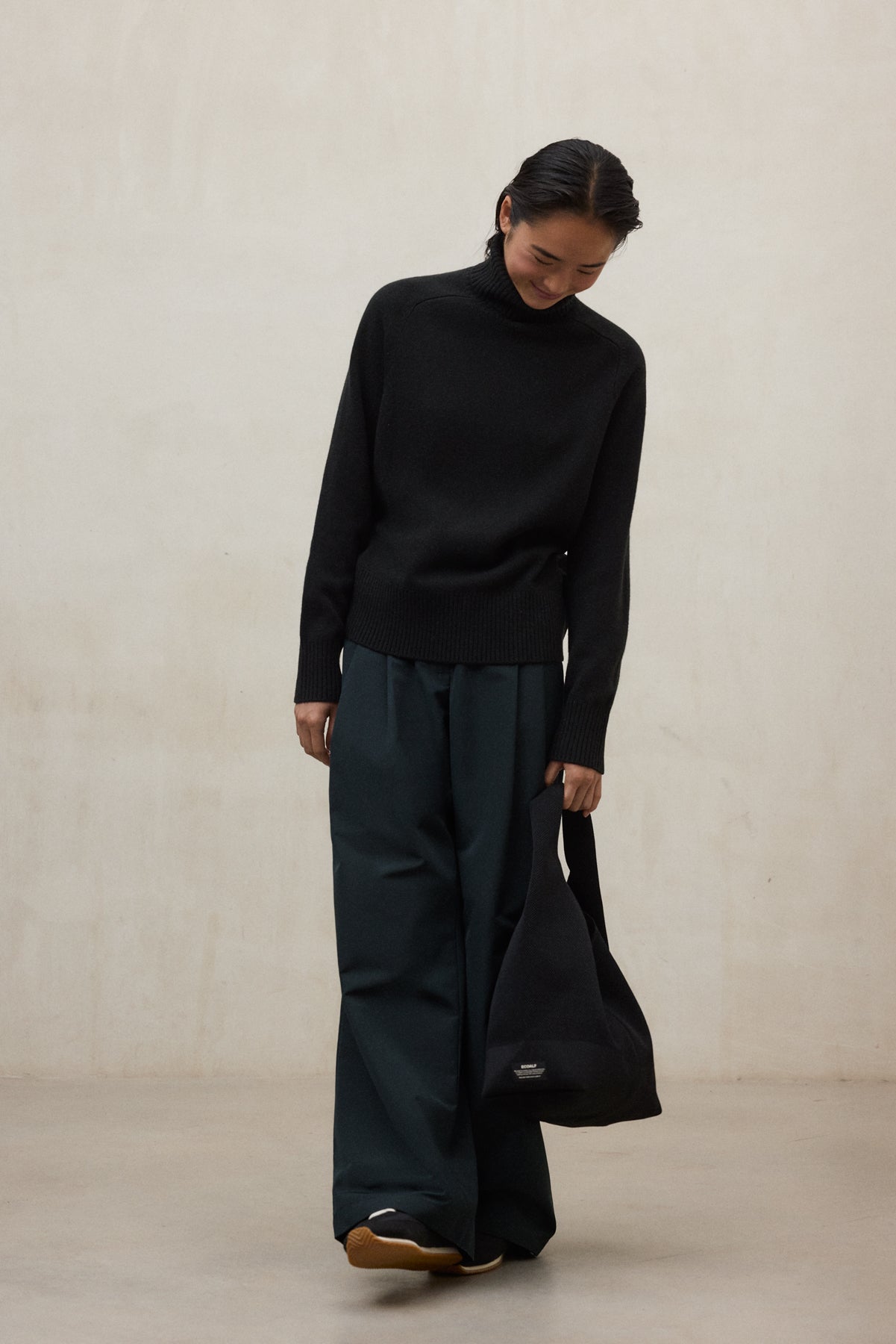 GROSSE SCHULTERTASCHE TIKA SCHWARZ