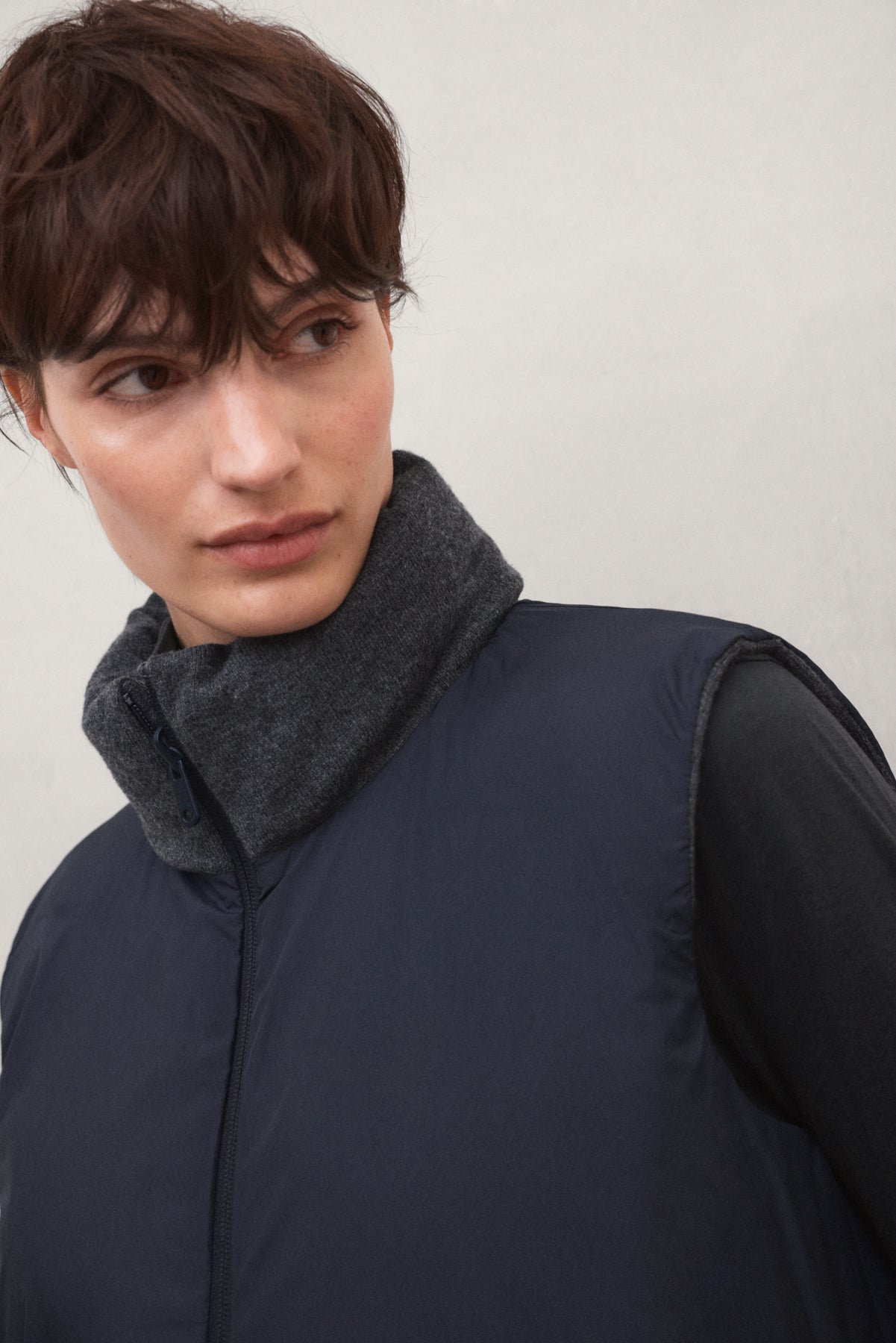 CHALECO HÍBRIDO REVERSIBLE SINTRE GRIS OSCURO