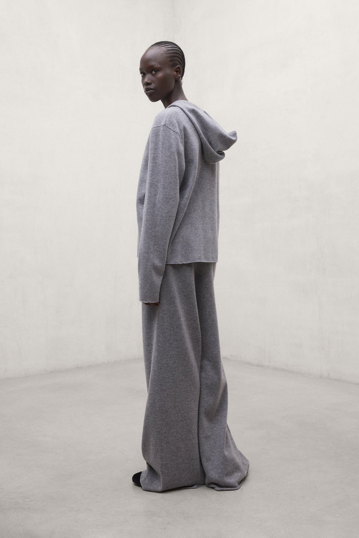 PULL ABRIL GRIS