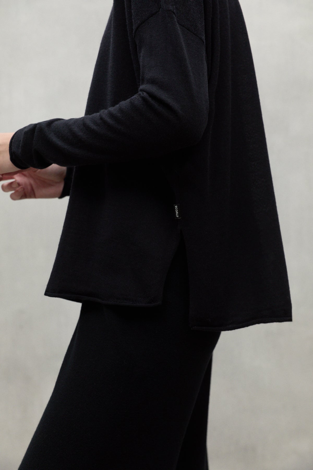 BLACK ANTURIO SWEATER