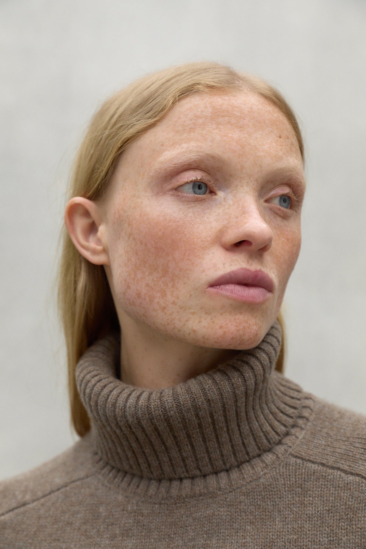 PULL À COL ROULÉ CAQUI MARRON