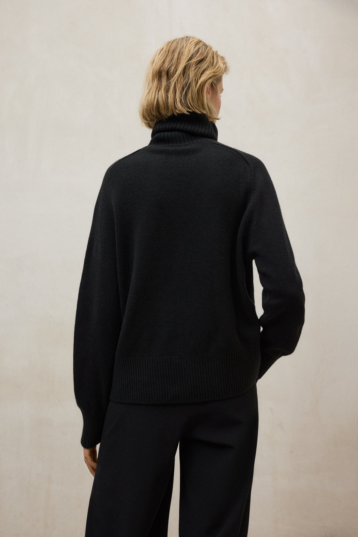 BLACK CAQUI SWEATER