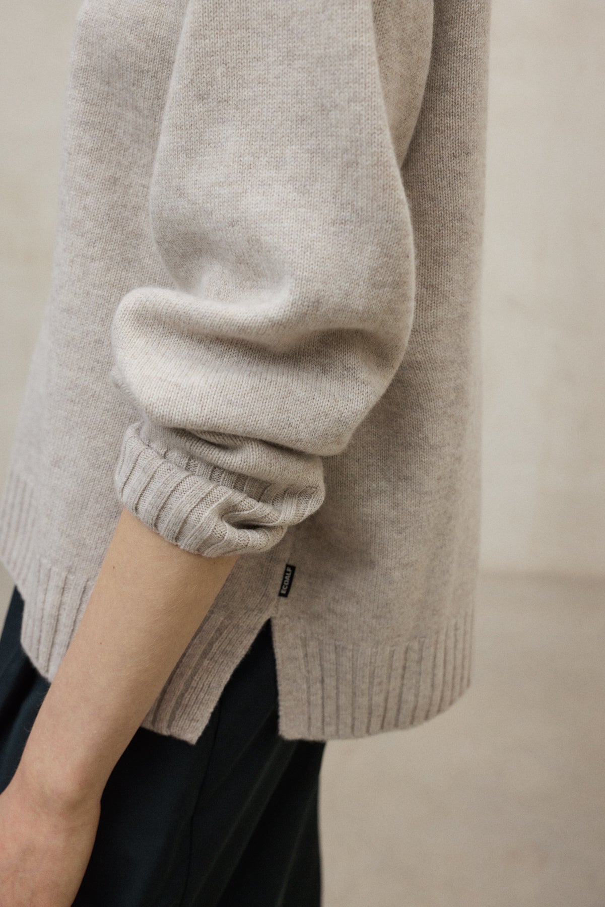 BEIGE MOCAN SWEATER