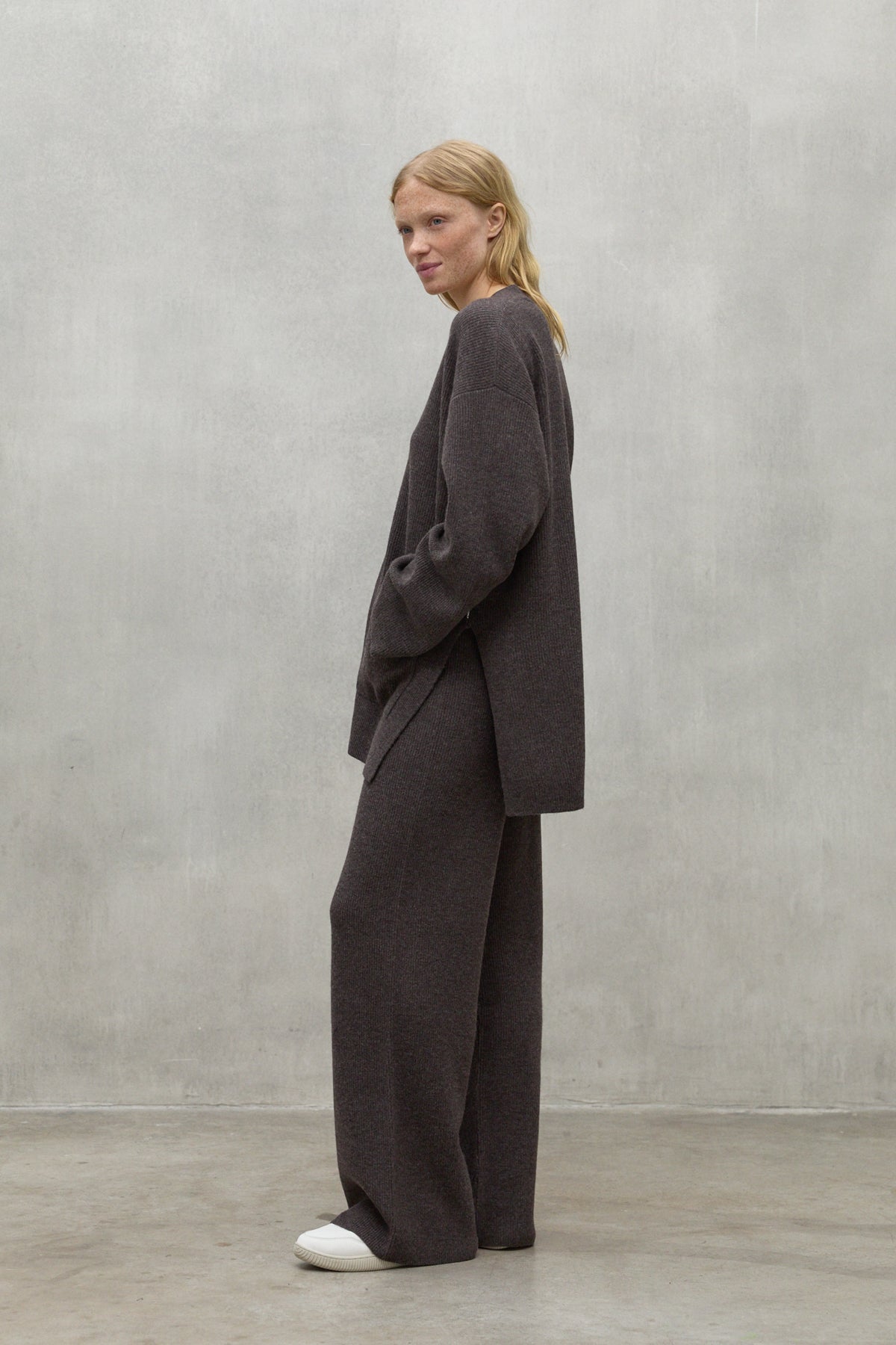 DARK BROWN NIM SWEATER