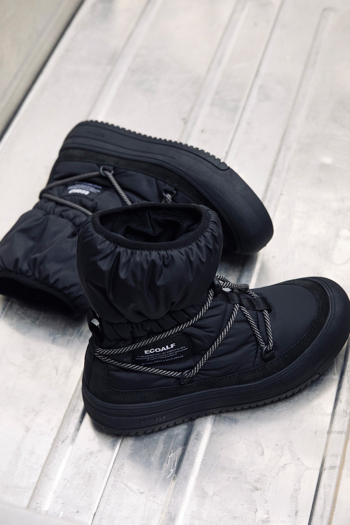 BLACK BERING BOOTS