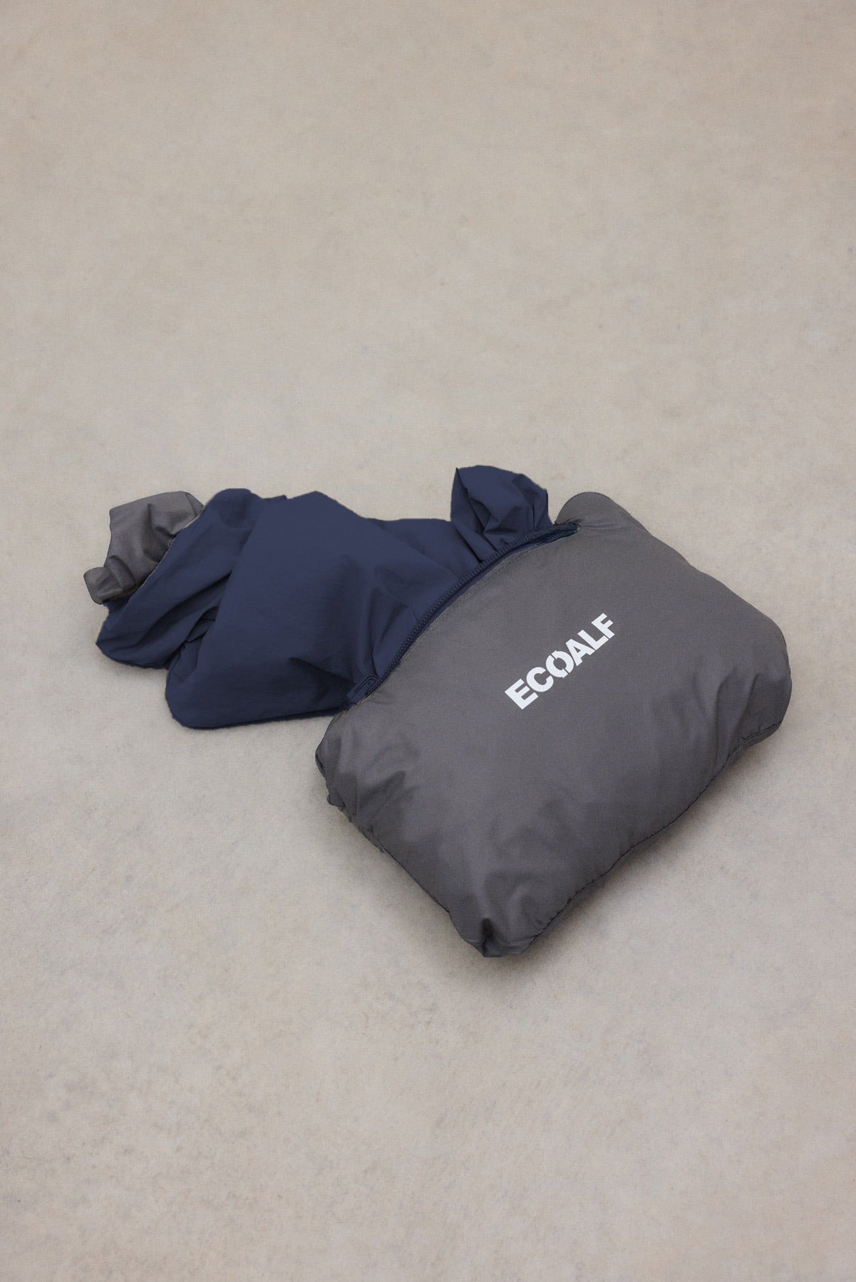 PACKABLE EOLI JACKET IN NAVY BLUE